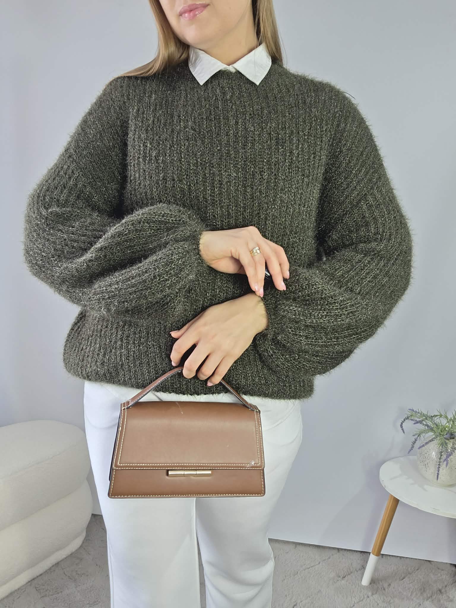 Miękki sweter z puszystej dzianiny – oliwkowy melanż - obrazek 5